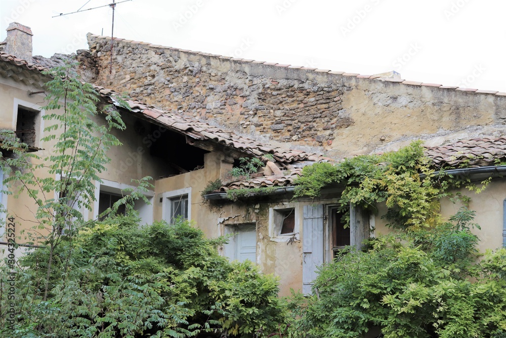 Façade de maison typique de la drôme provençale dans le village de Suze La Rousse - Département de la Drôme - France Façade de maison typique de la drôme provençale dans le village de Suze La Rousse - Département de la Drôme - France