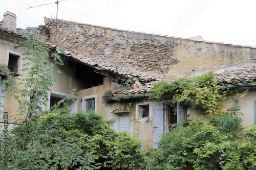 Façade de maison typique de la drôme provençale dans le village de Suze La Rousse - Département de la Drôme - France