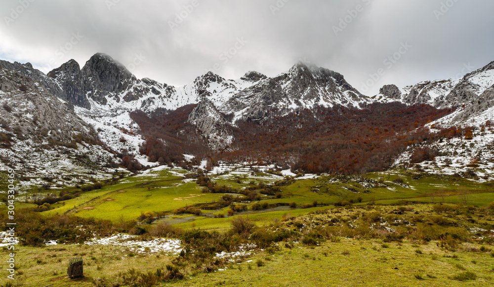 Valle de Anciles en otoño con nieve. Montaña de Riaño, León, Cordillera Cantábrica, España.