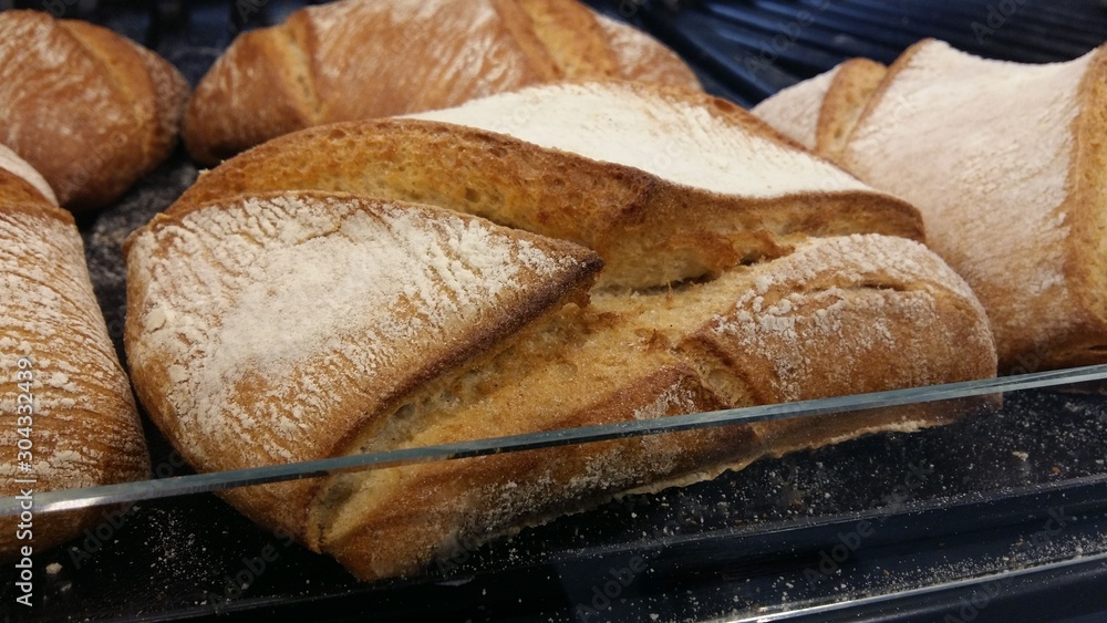 Naklejka premium bread on the shelf in bakery