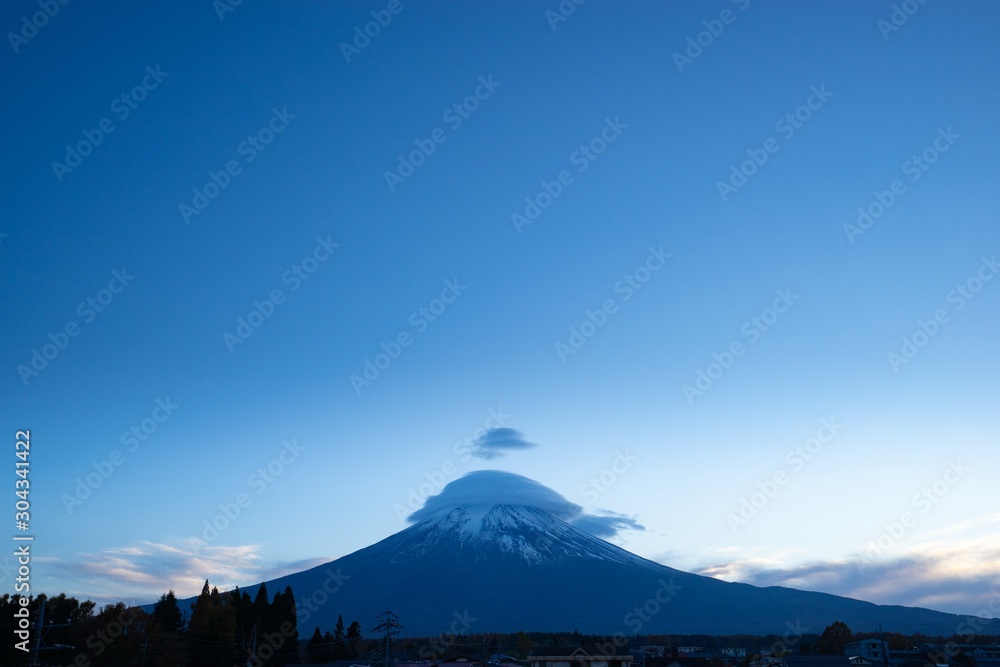 笠雲のかかった富士山