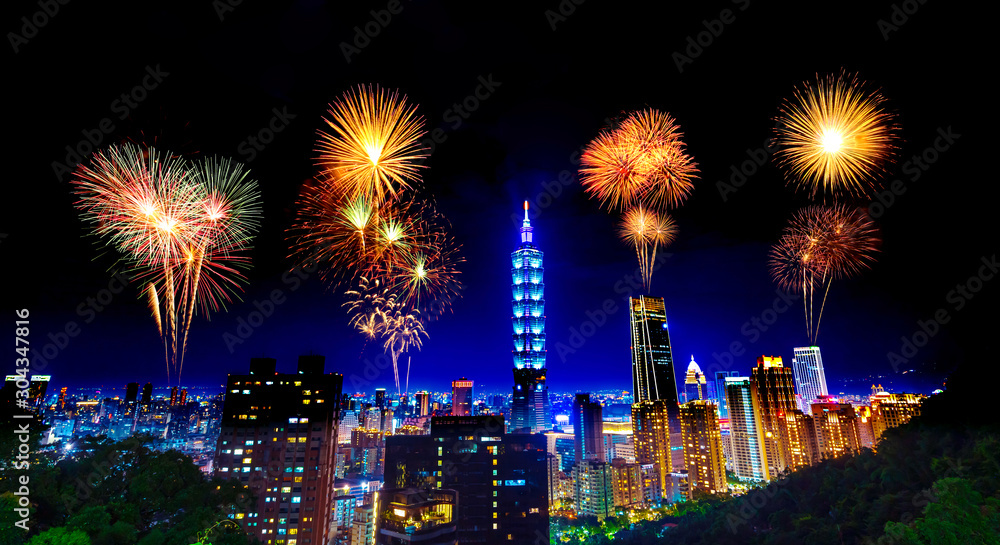 Fototapeta premium Fireworks over Taipei cityscape at night, Taiwan