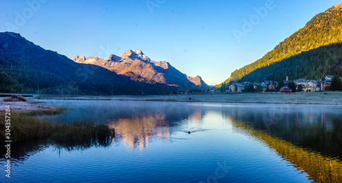 Fototapeta Naklejka Na Ścianę i Meble -  Mountain lake panorama with mountains reflection. Idyllic look. Autumn forest. Silvaplana Lake, Switzerland