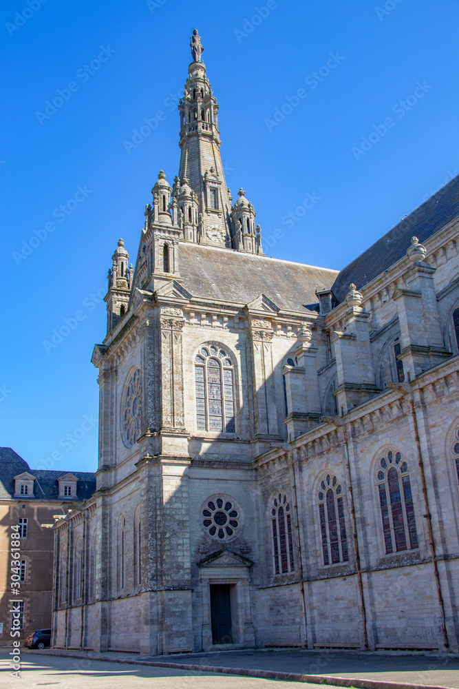 Sainte-Anne-d'Auray. Basilique Sainte-Anne  en vue latérale. Morbihan. Bretagne	