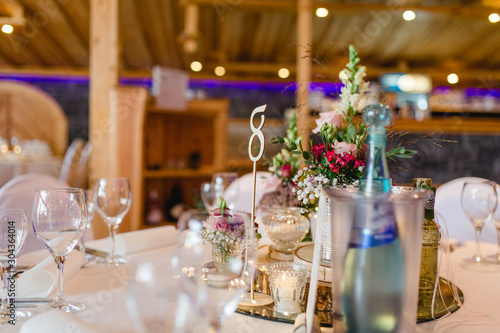 Tischdekoration mit Blumen am Hochzeitstag