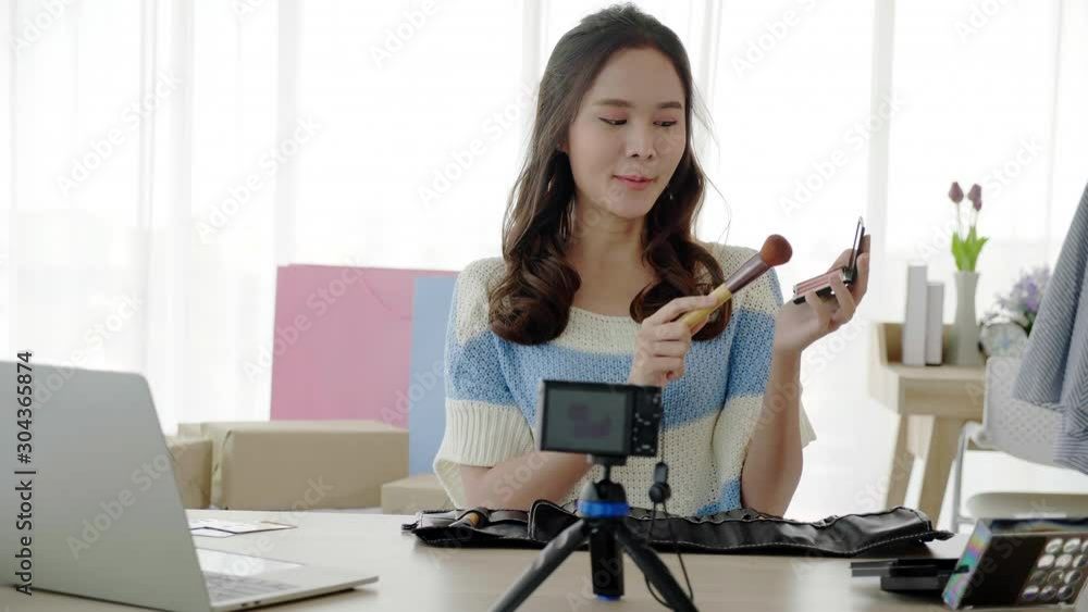 Asian women bloggers are vlog selling cosmetics, make-up, use camera demonstrations streame online Stay in the bedroom at home. Teenage girls are happy to make up beautiful. Online business concept Asian women bloggers are vlog selling cosmetics, make-up, use camera demonstrations streame online Stay in the bedroom at home. Teenage girls are happy to make up beautiful. Online business concept