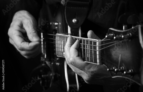 Canvas Print Guitarist hands and guitar close up