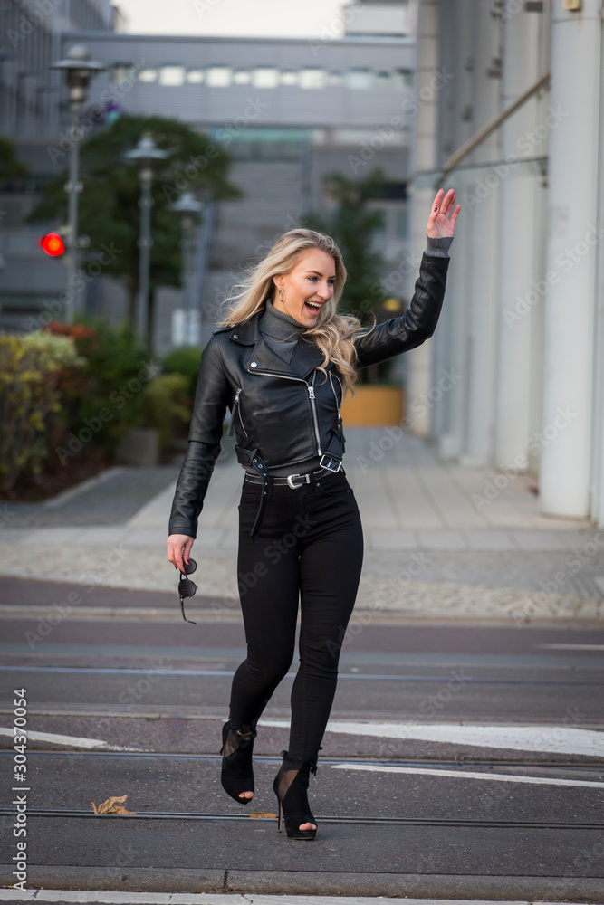 Obraz premium Blondine überquert die Straße 