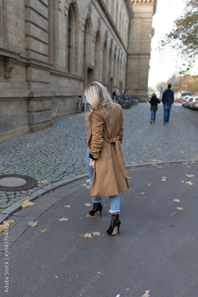 Junge Frau in der Stadt posiert für einige Fotos für Social Network