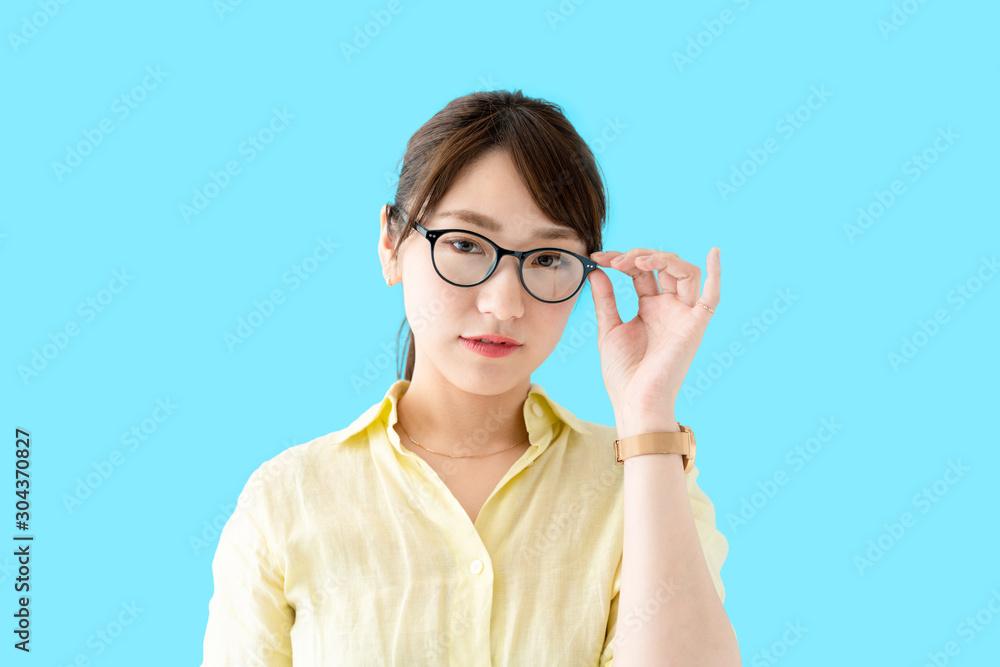 メガネをかける女性 メガネをかける女性