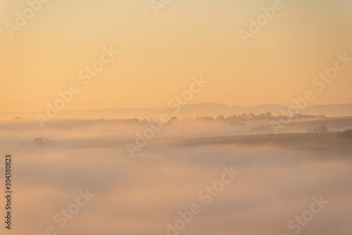 Fototapeta Naklejka Na Ścianę i Meble -  Nebel über der Mainlandschaft im Herbst