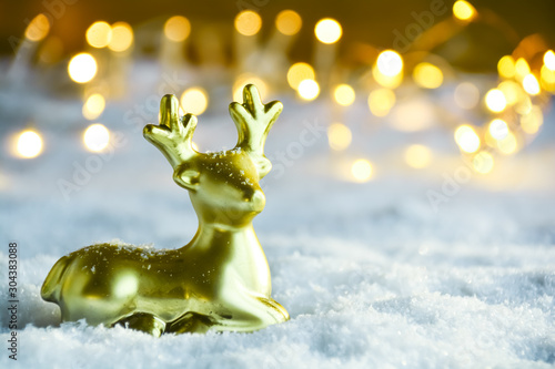 Goldenes Reh im Schnee - We...