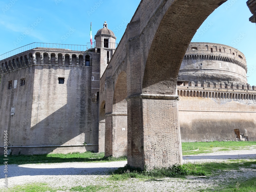 Roma - Particolare del Passetto dal parco di Castel Sant'Angelo