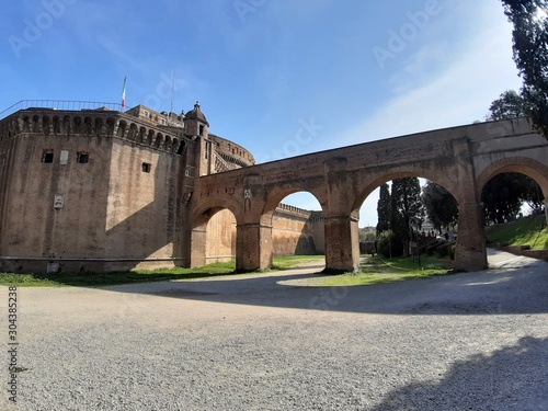 Obraz na płótnie Roma - Passetto di Borgo dal parco w salonie