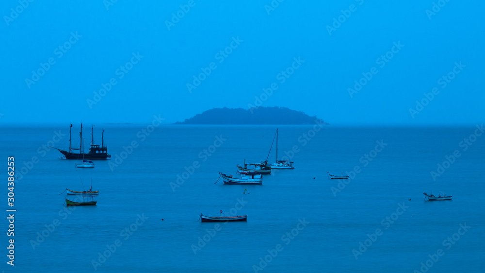  Paisagem azul devido ao por do sol e a chuva na Praia de Cachoeira do Bom Jesus, Florianópolis - Santa Catarina, Brasil