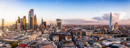 Das neue Gesicht der Skyline der City von London mit den Glasfassaden der Wolkenkratzer bei Sonnenuntergang, Großbritannien
