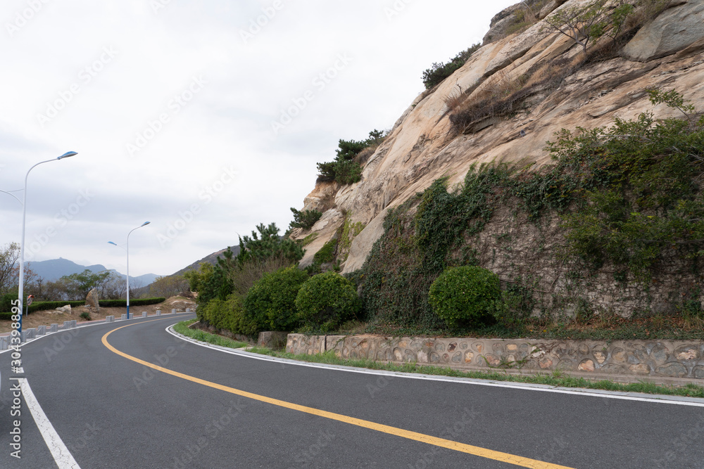 Fototapeta premium empty winding mountain road scenery