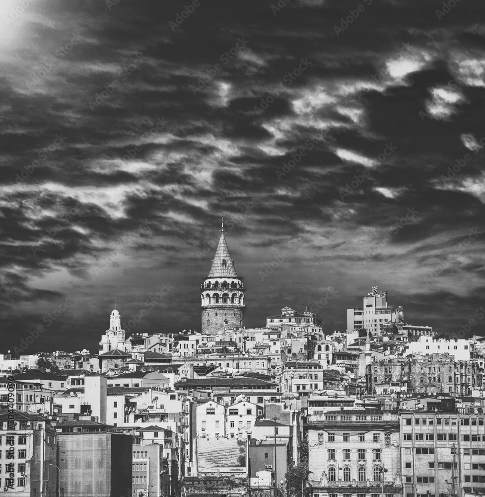 Obraz premium Galata Tower and Istanbul cityscape at sunset