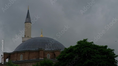 Mezquita y pájaros. Sofía, Bulgaria, Europa. photo