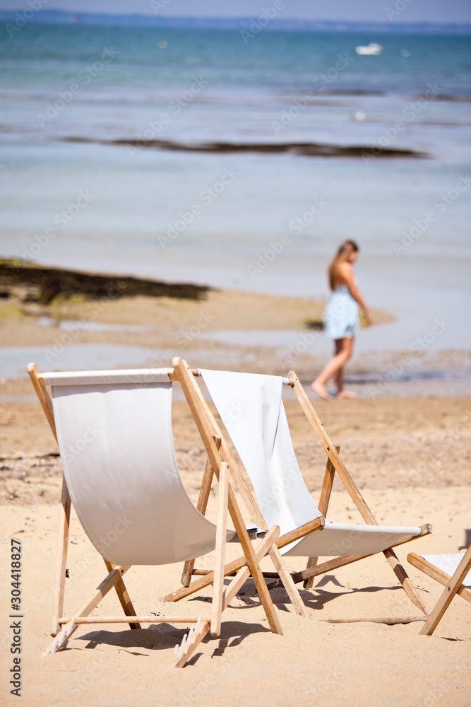 Femme en vacances à la plage en France. Noirmoutier en Vendée Femme en vacances à la plage en France. Noirmoutier en Vendée