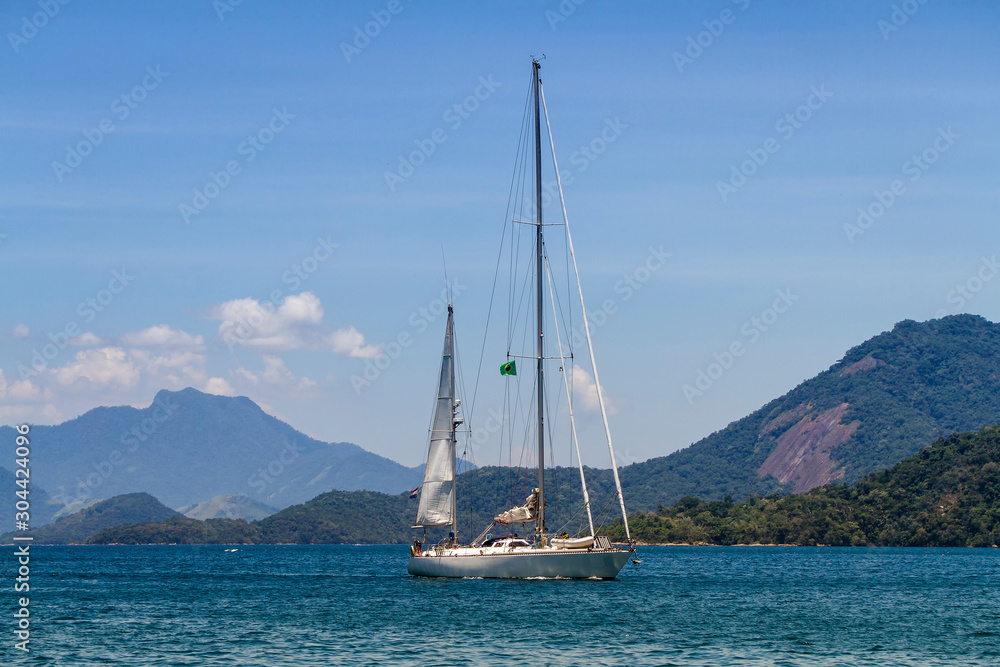 Obraz premium Sailing Boat in Angra dos Reis bay area during the summer time