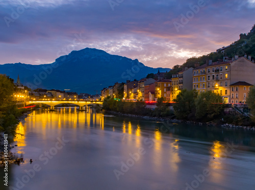 Grenoble Quais lumiére © thibaut