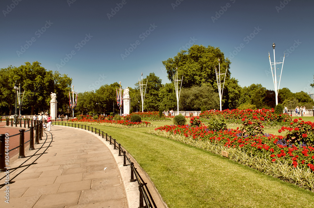 Naklejka premium LONDON, UK - JUNE 2015: Tourists enjoy St James Park on a beautiful sunny day
