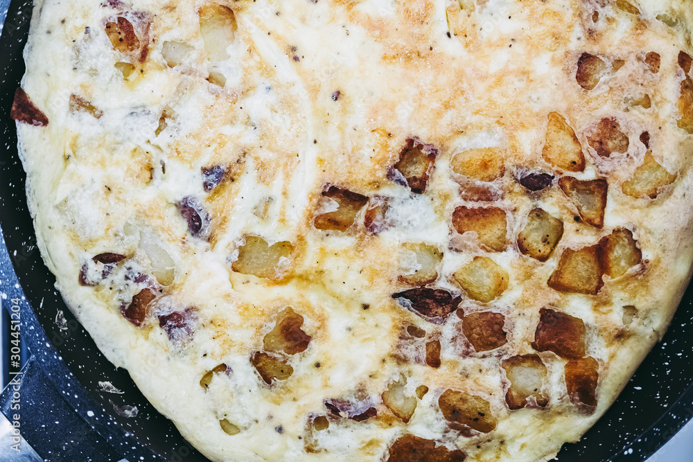 Close up sur omelette aux patates et fromage Close up sur omelette aux patates et fromage