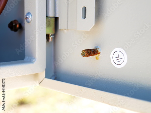 Electrical box without ground wire - Closeup