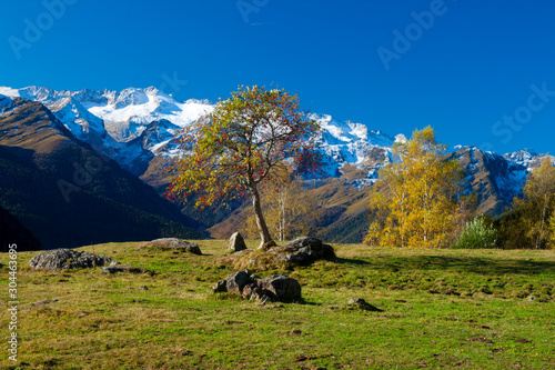 Macizo del Aneto y Maladeta en otoño (Valle de Arán) photo