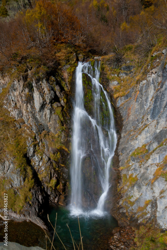 Salto de agua  Saut deth Pish  en oto  o. Valle de Ar  n  Pirineo