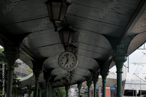 Obraz na płótnie Cracow, evening, clock on the station w salonie