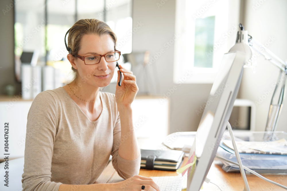Obraz premium young business woman on the phone in an office