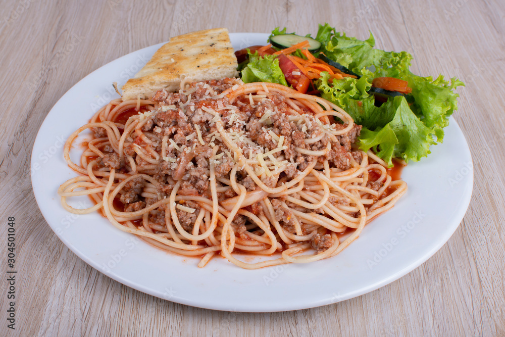 Spaghetti with Bolognese sauce, bread and salad Spaghetti with Bolognese sauce, bread and salad