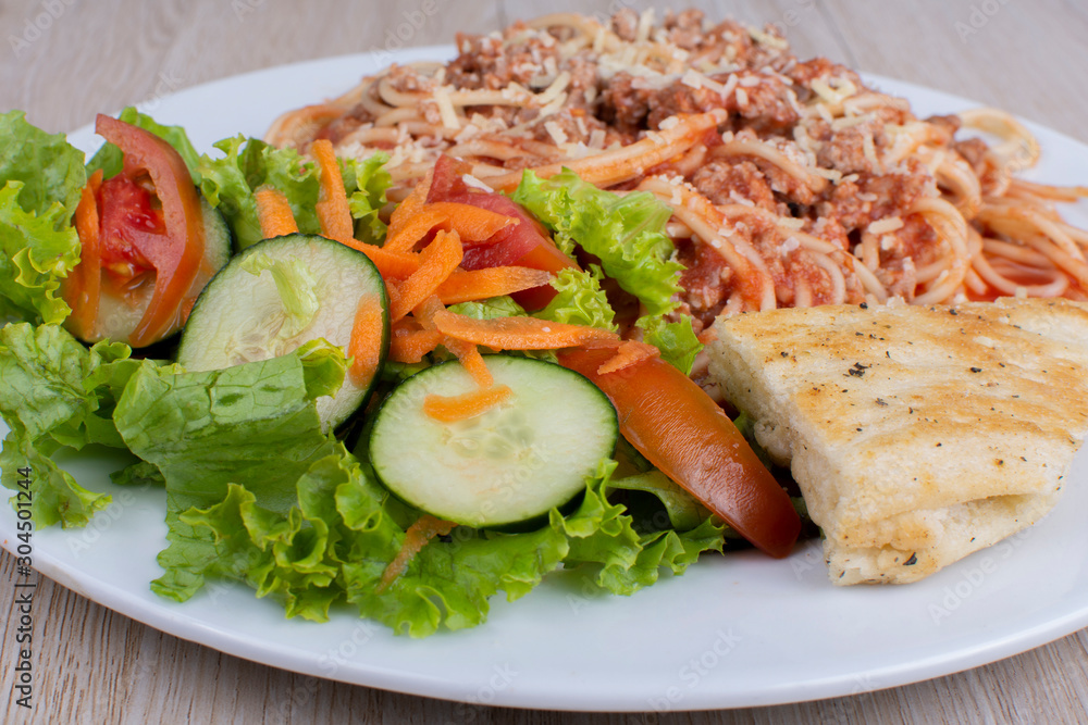 Spaghetti with Bolognese sauce, bread and salad Spaghetti with Bolognese sauce, bread and salad