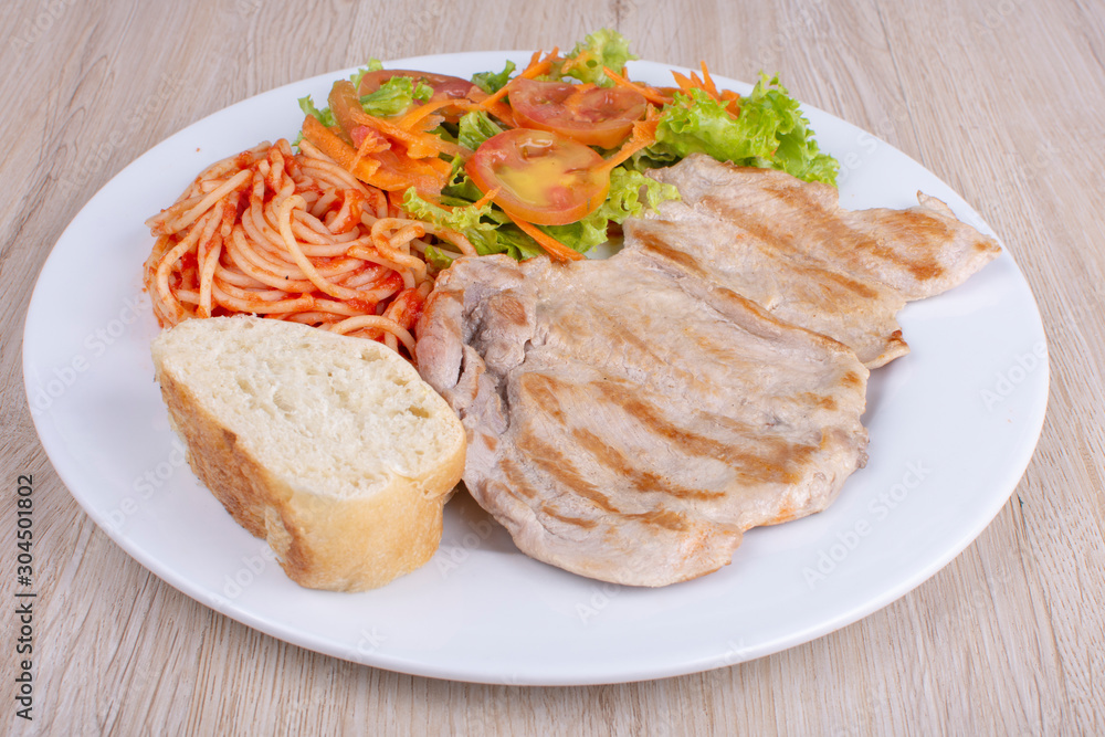 Spaghetti with Neapolitan sauce, pork bread and salad