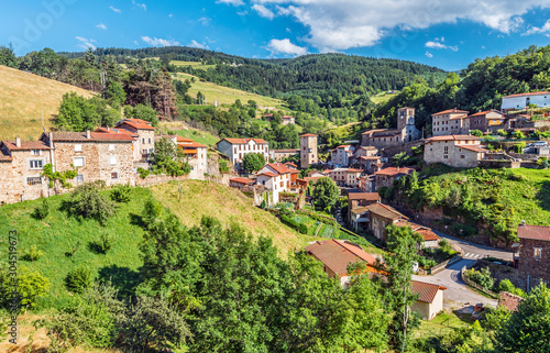 Fotografía View at Doizieux commune in Pilat Regional Natural Park, the protected area in French Auvergne-Rhone-Alpes region