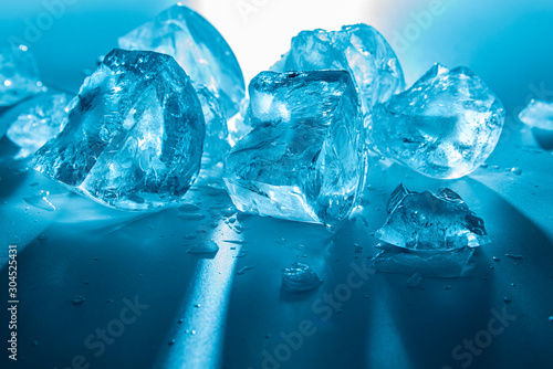 Fotografi Texture of crushed ice pieces in backlight as a background