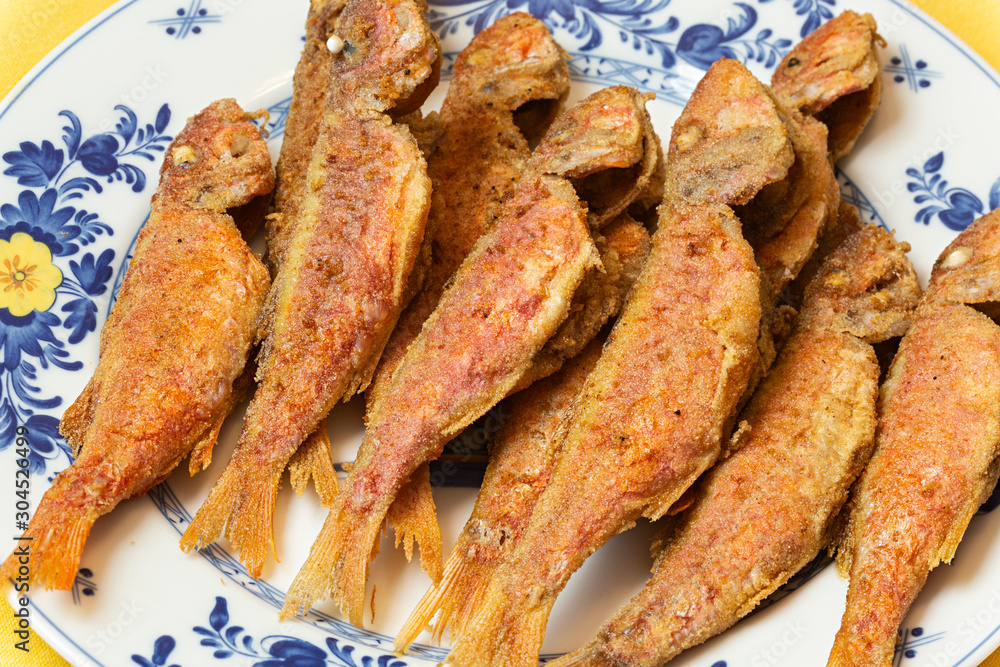 ¿Cómo freír salmonetes? Trucos para lograr un pescado de roca perfecto, crujiente y jugoso 7 Merca2.es Elaboración paso a paso