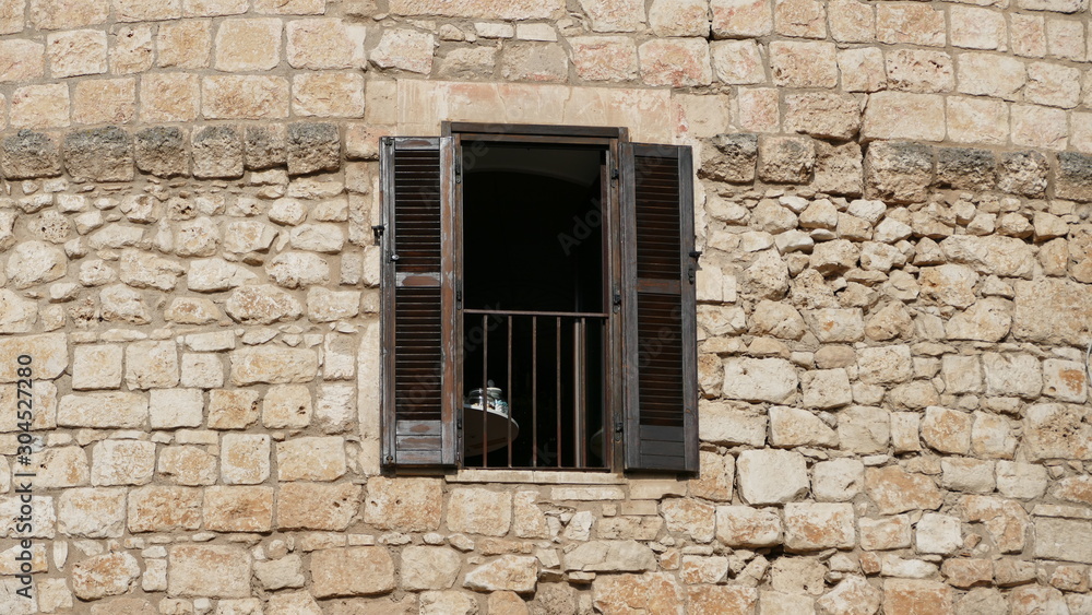 Antiche finestre sopra le mura in pietra. Ostuni. Sud Italia