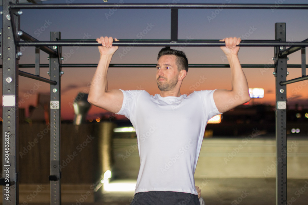 Naklejka premium Model man at the gym doing workout exercises.