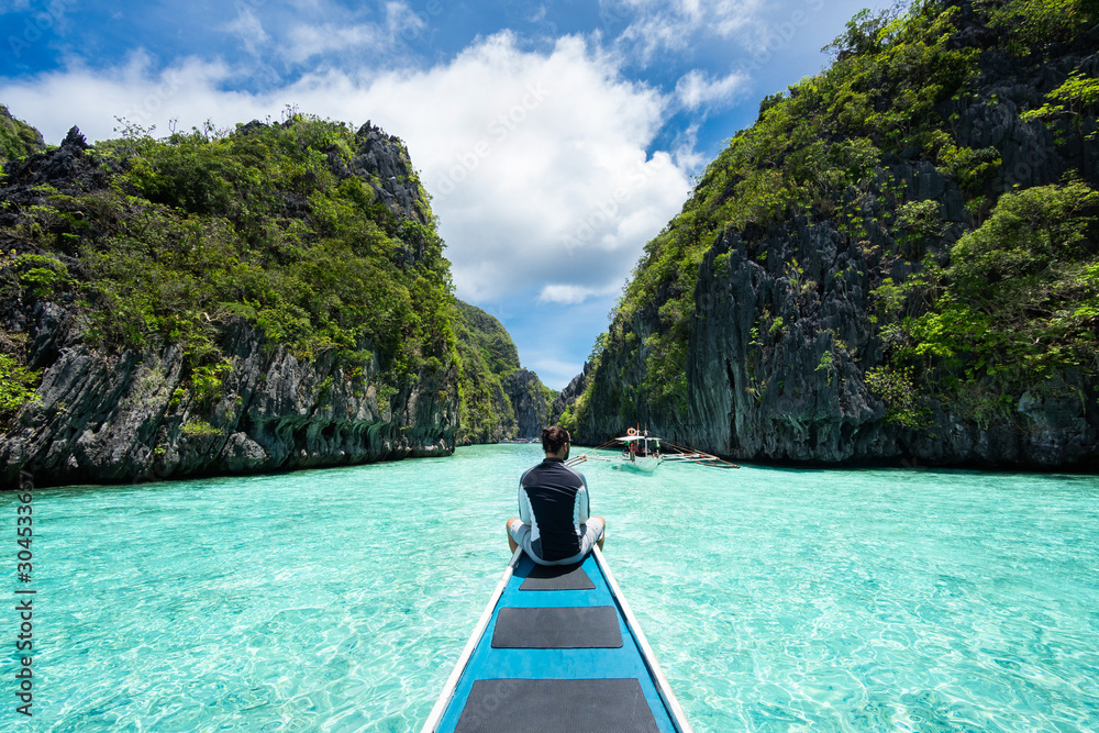 Stockfoto El Nido, Palawan, Philippines, traveler sitting on boat exploring the natural sights