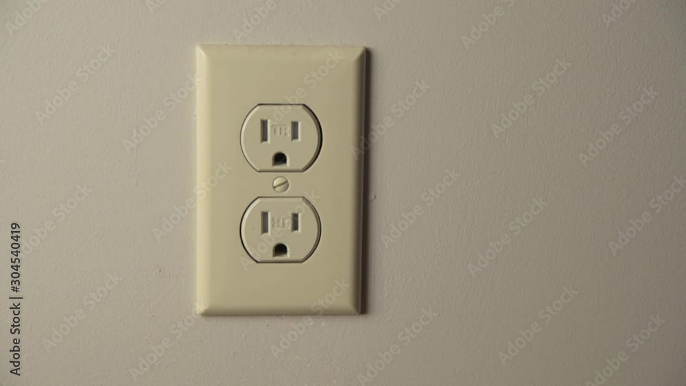 Hand Plugs in Polarized Power Cord 60fps Hand Plugs in Polarized Power Cord 60fps