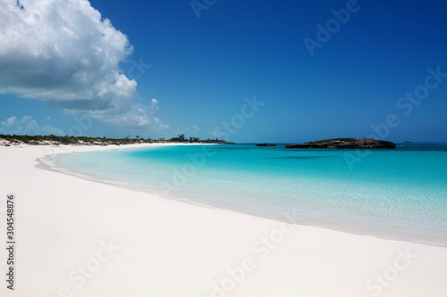 Fototapeta Naklejka Na Ścianę i Meble -  Amazing white sand beach and Turquoise sea water, Exuma island, Bahamas 