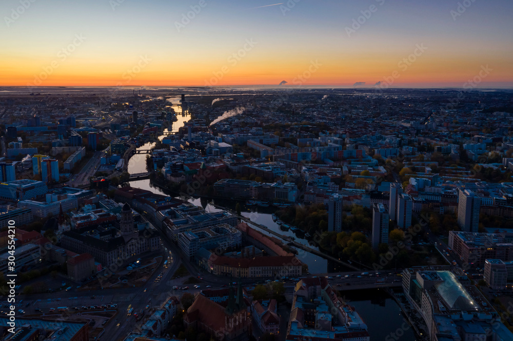 Sonnenaufgang in Berlin Mitte. Aerial aufnahme.	