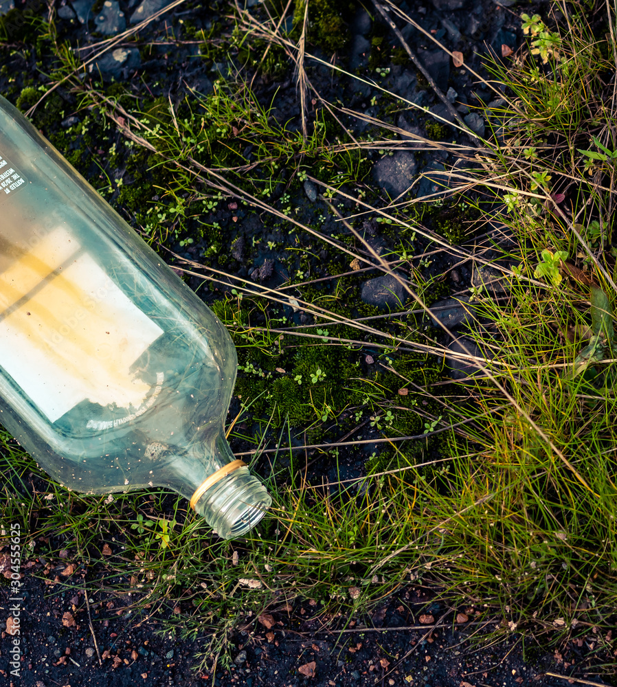 Obraz premium empty glass bottle on ground
