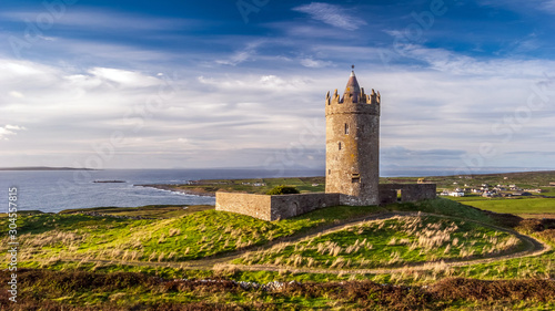 Fotografie Doonagore Castle round tower in County Clare, Ireland