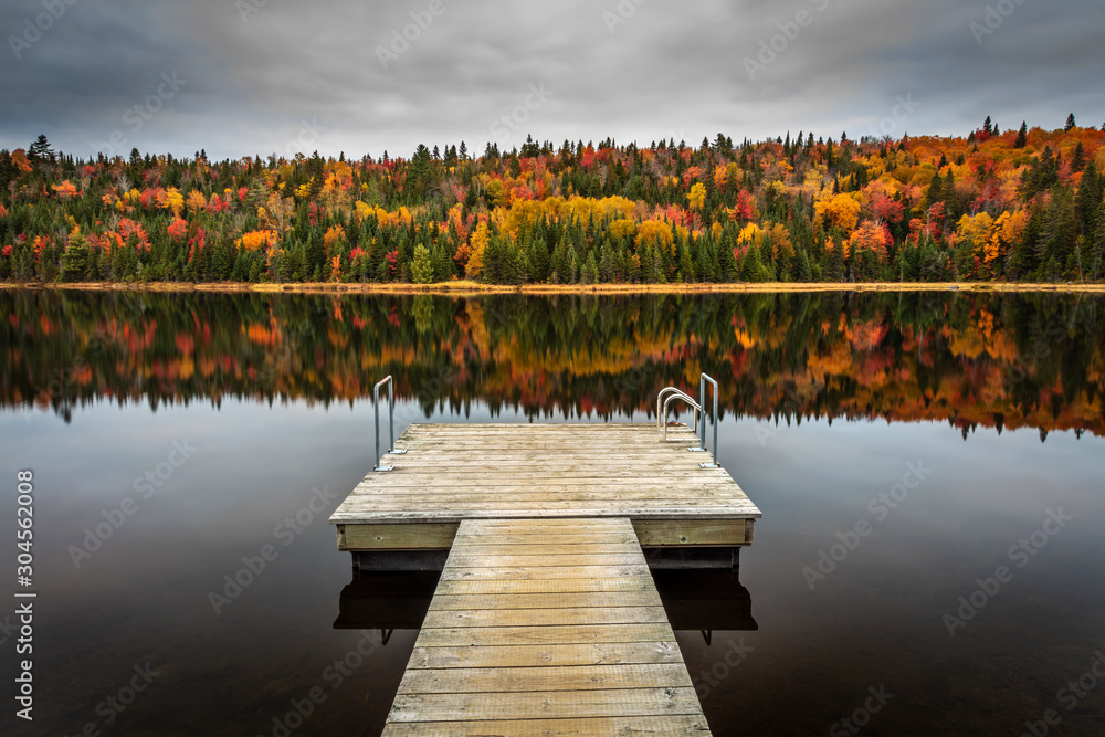 Fototapeta premium Swimming platform at the Lake in Autumn on a calm grey day