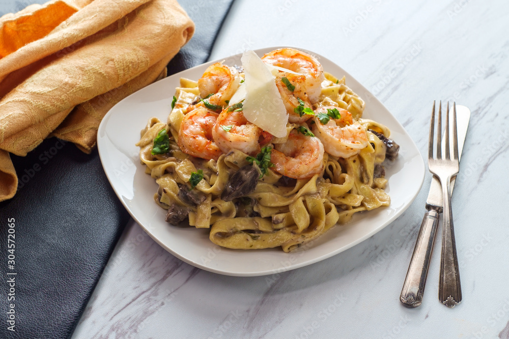 Fototapeta premium Fettuccine Alfredo Shrimp Mushrooms