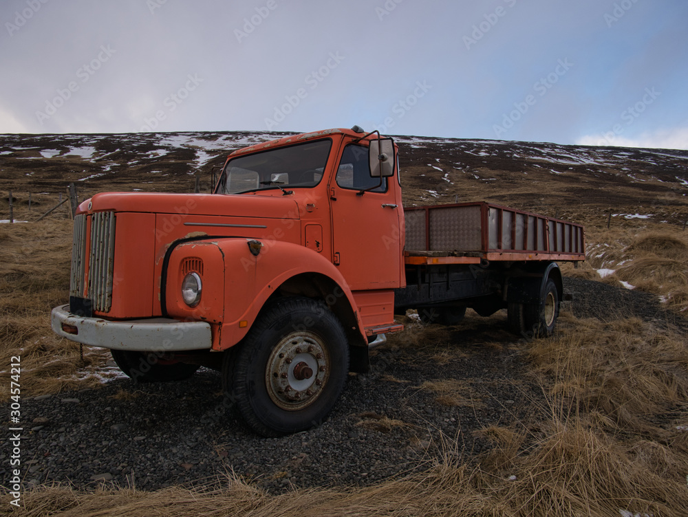 Ein sehr alter LKW steht auf einer Wiese in Island